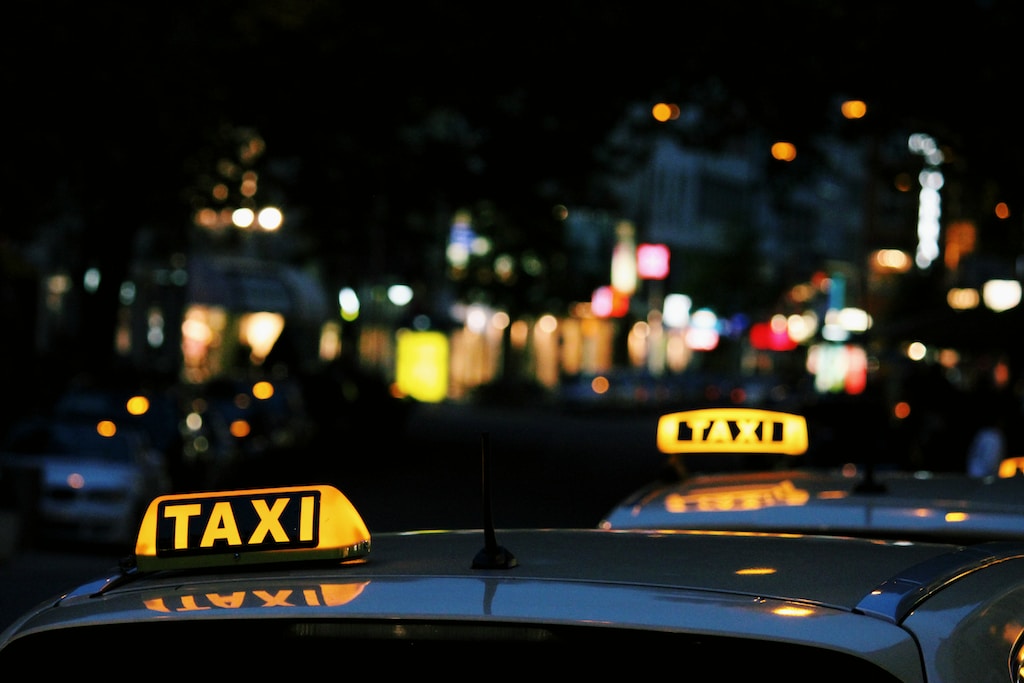 fotografia przedstawia gdańskie taksówki